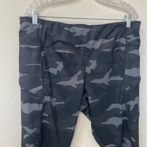 Athleta black camo crop leggings size XL. - Picture 2 of 16